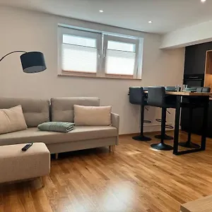 1,5-zimmer, Ausgestattet, 4 Pers, Souterrain, Self Check-in, Parkplatz, Netflix & Amazon Prime Flintsbach